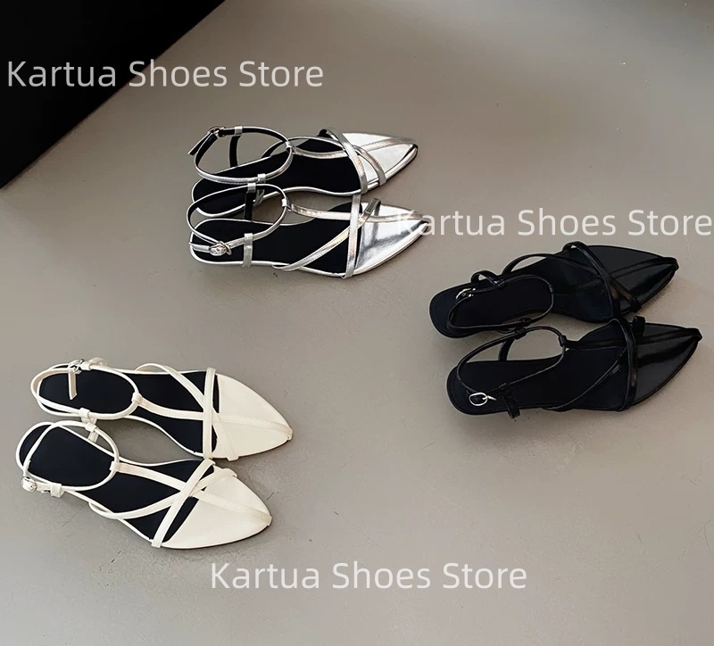 Leather Classic Strap - Damen-Slingback-Sandalen aus schwarzem Lackleder mit geteilter